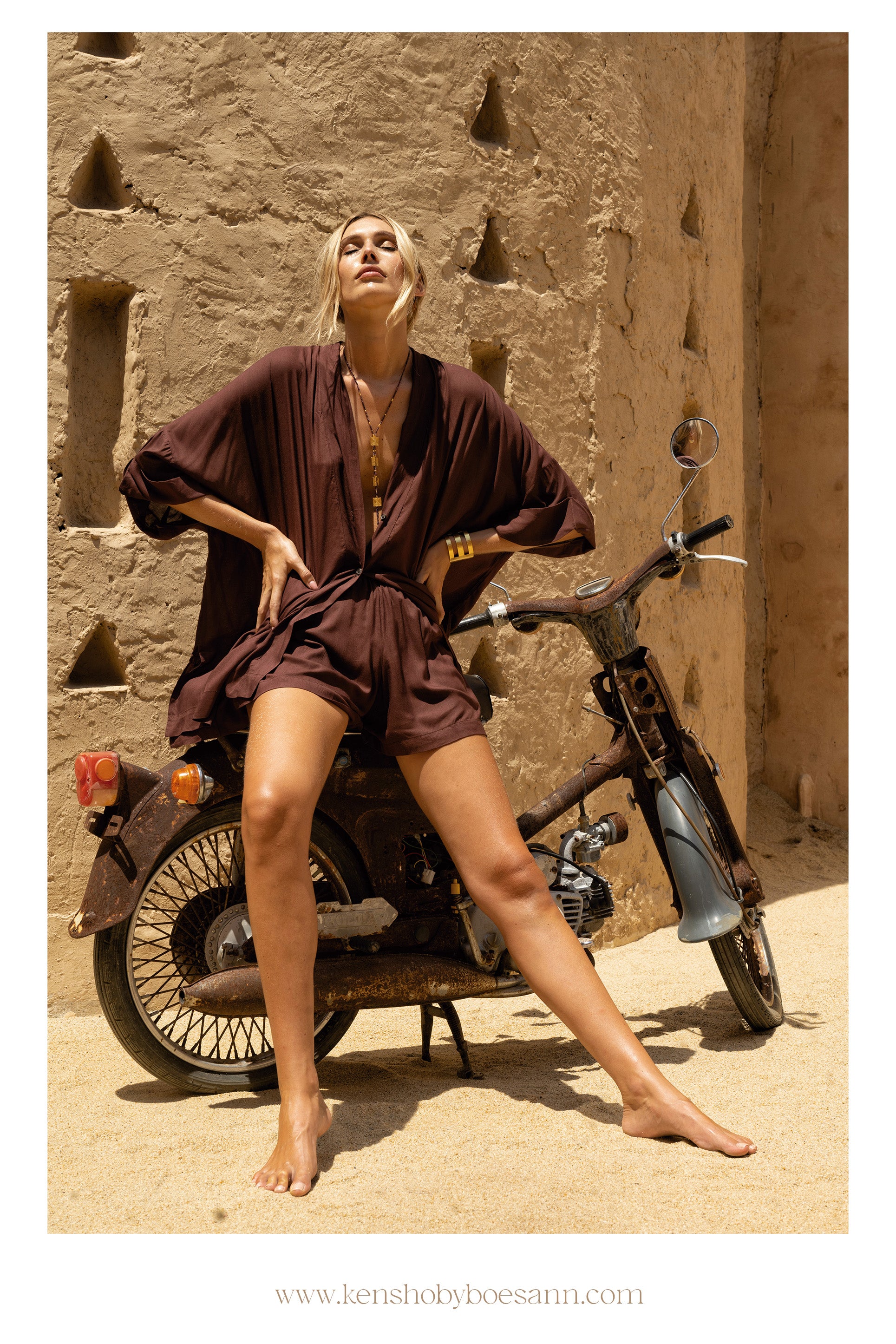 Tarjeta de presentación Kenshō — Modelo boho con kimono marrón junto a moto vintage