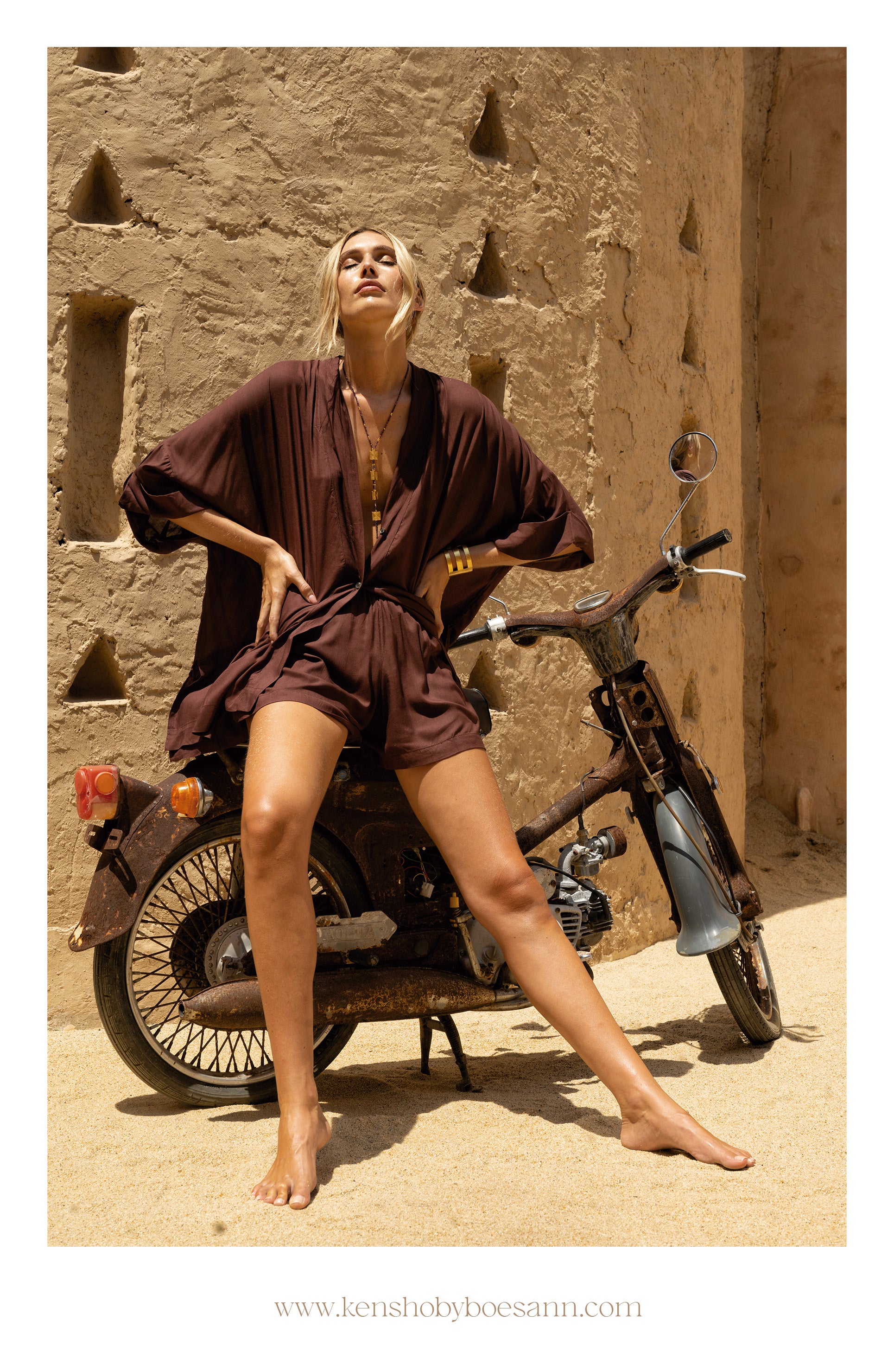 Tarjeta de presentación Kenshō — Modelo boho con kimono marrón junto a moto vintage
